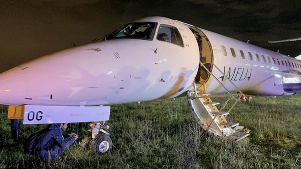 Un avion sort de la piste à Paris-Orly (photos)